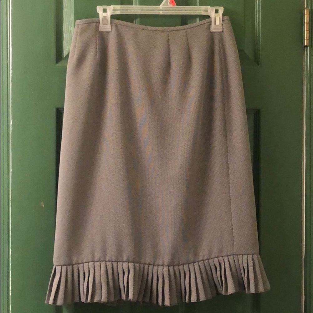 Grey skirt with ruffle